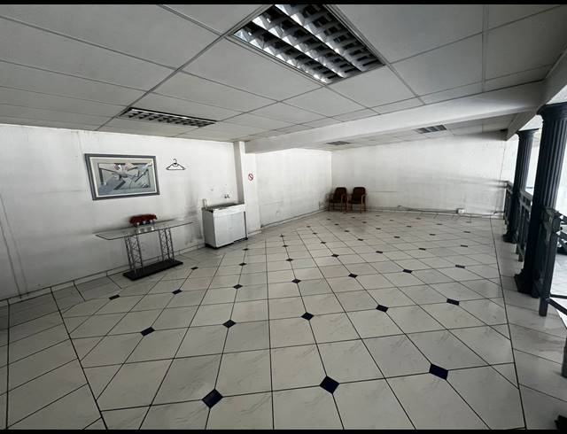 2,300M² SHOWROOM FOR SALE IN ANDERBOLT
